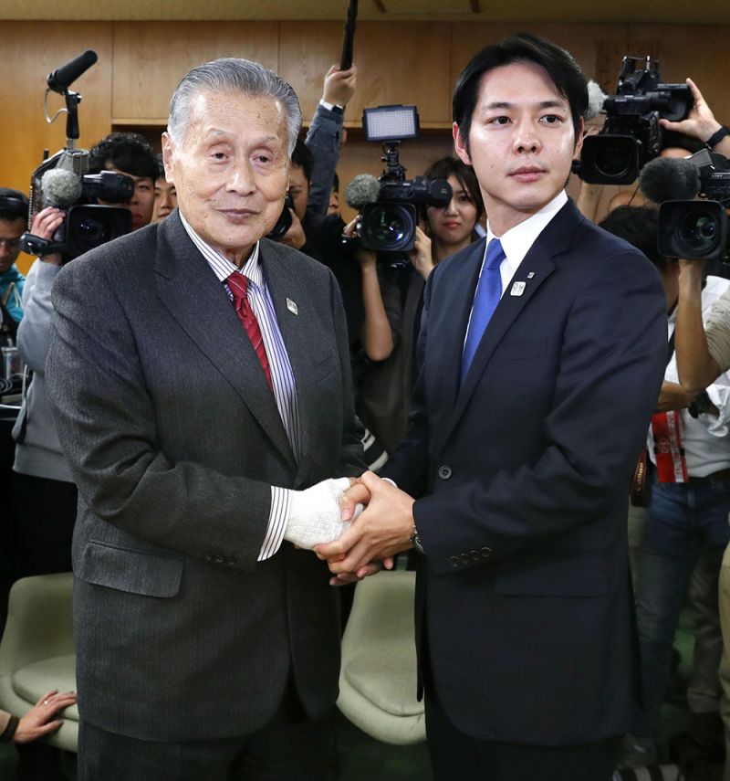 thống đốc hokkaido bắt tay